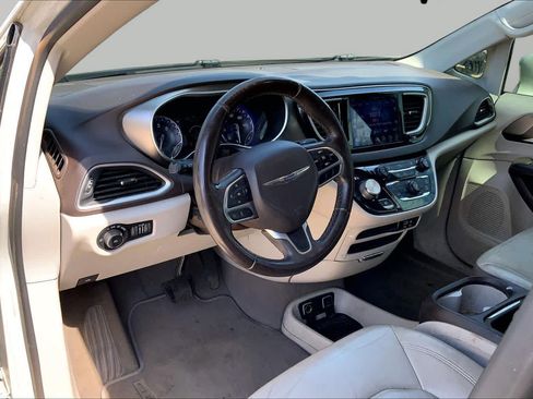 Used 2017 Chrysler Pacifica Touring-L FWD image 15