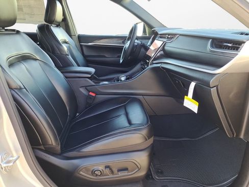 New 2025 Jeep Grand Cherokee Limited image 24