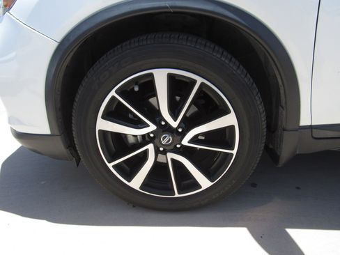 Used 2019 Nissan Rogue SL w/ Premium Package FWD image 5
