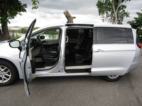 Used 2024 Chrysler Pacifica Touring-L FWD image 25