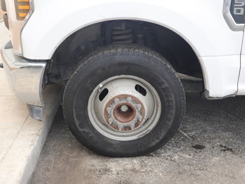 Used 2018 Ford F350 XL w/ XL Value Package image 3