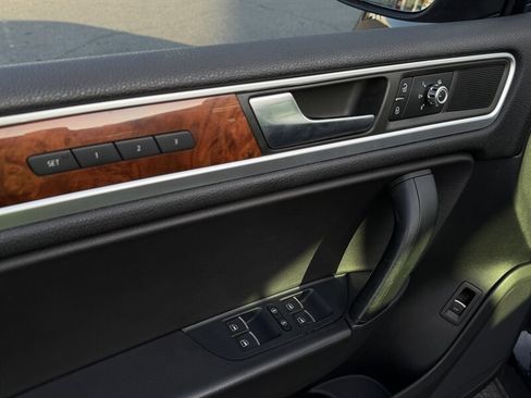 Used 2012 Volkswagen Touareg Hybrid image 35