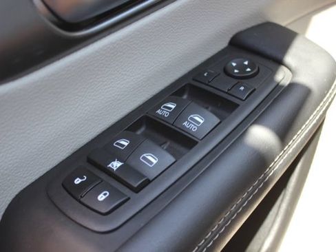 Used 2023 Chrysler Pacifica Touring-L FWD image 18