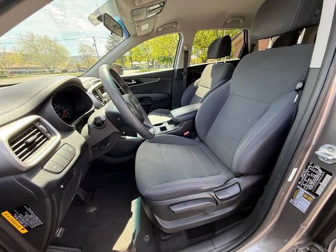 Used 2017 Kia Sorento L image 9