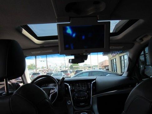 Used 2017 Cadillac Escalade Premium Luxury w/ LPO, Radiant Package AWD/4WD image 18