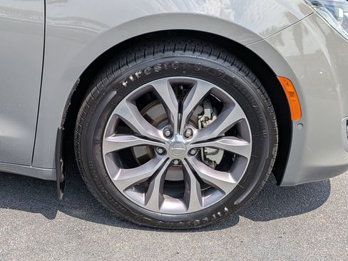Used 2020 Chrysler Pacifica Limited w/ Tire & Wheel Group FWD image 14