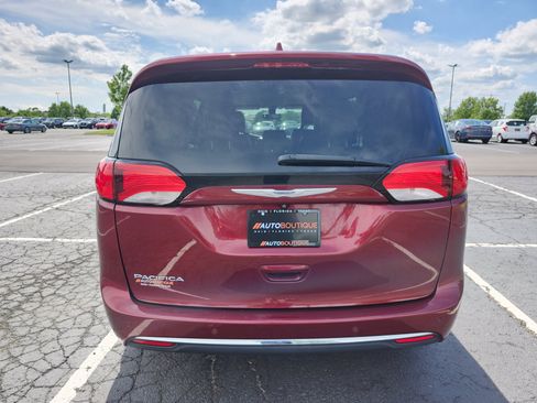 Used 2018 Chrysler Pacifica Touring-L w/ Premium Audio Group FWD image 14