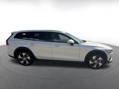 Used 2025 Volvo V60 B5 Cross Country Plus image 15
