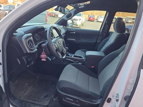 Used 2022 Toyota Tacoma TRD Off-Road image 16