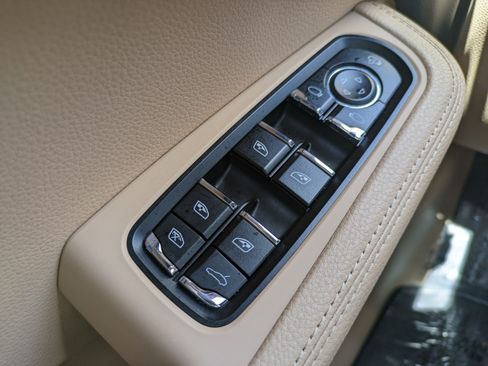 Used 2024 Porsche Macan S AWD/4WD image 23