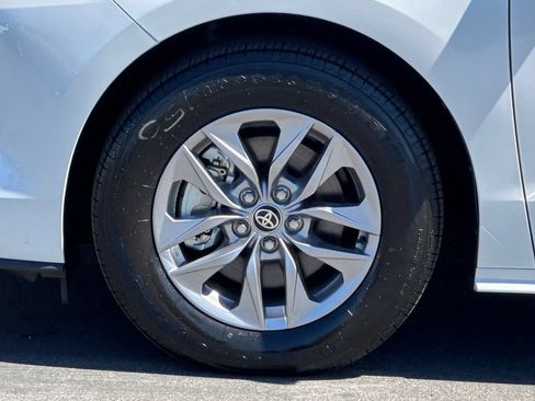 Used 2026 Toyota Sienna XLE FWD image 35