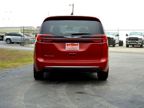 New 2026 Chrysler Pacifica Select image 7