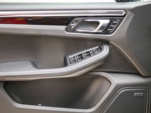 Certified 2025 Porsche Macan AWD/4WD image 27