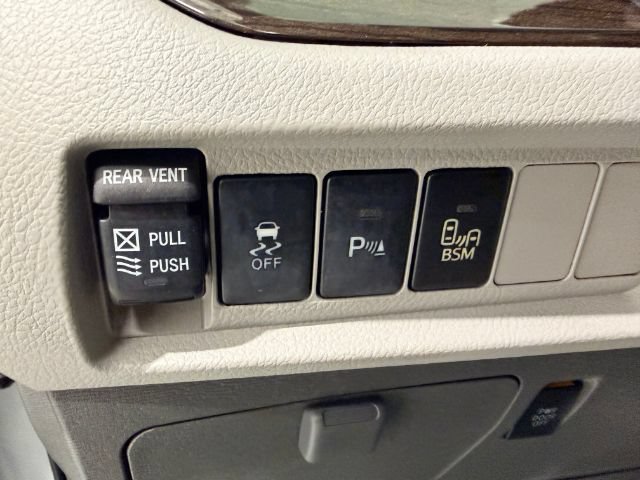 Used 2017 Toyota Sienna XLE w/ XLE Navigation Package FWD image 15
