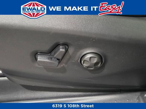 New 2026 Chrysler Pacifica Select image 25