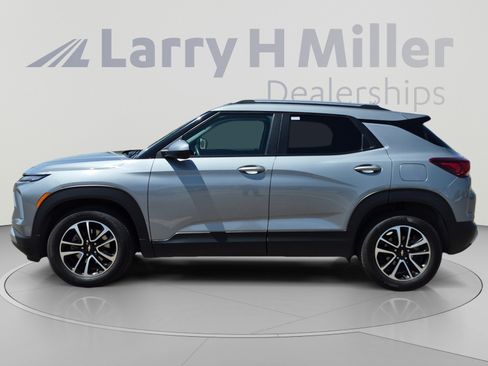 Used 2025 Chevrolet TrailBlazer LT w/ Convenience Package FWD image 2