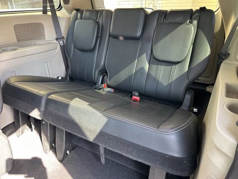 Used 2015 Chrysler Town & Country Touring FWD image 10