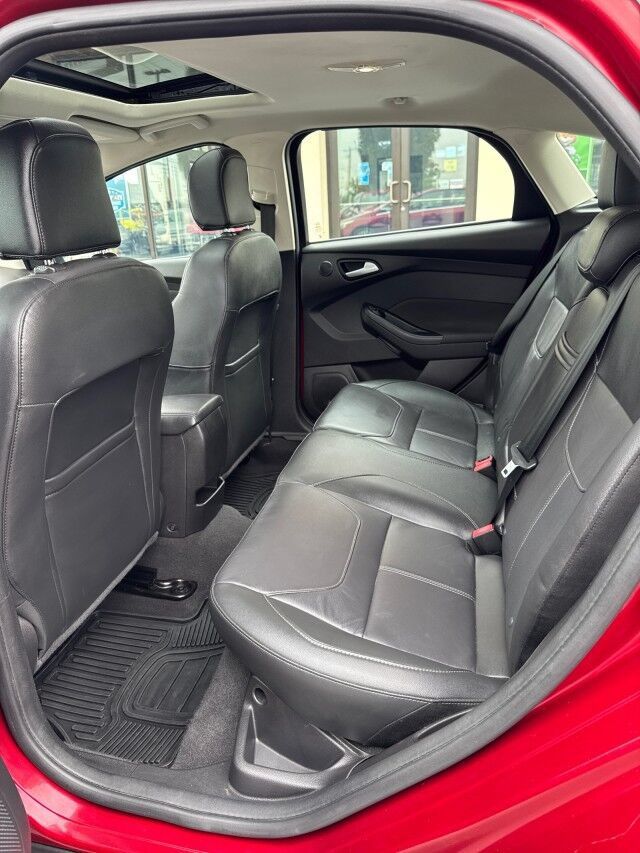 Used 2015 Ford Focus Titanium w/ Titanium Technology Package FWD image 11