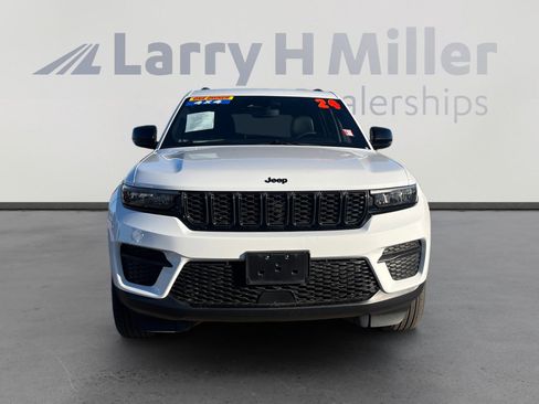 Used 2024 Jeep Grand Cherokee Altitude image 8