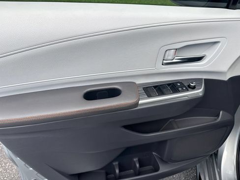 Used 2021 Toyota Sienna XSE FWD image 11