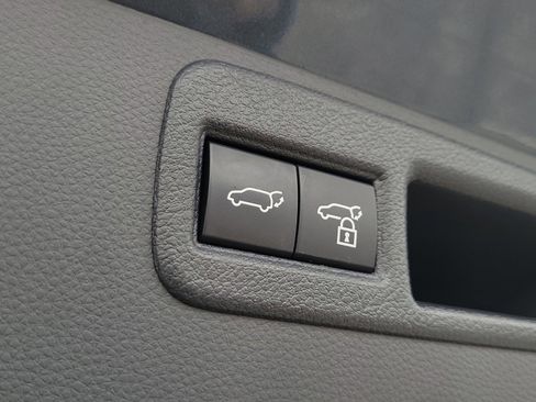 Used 2024 Toyota Venza LE AWD/4WD image 9