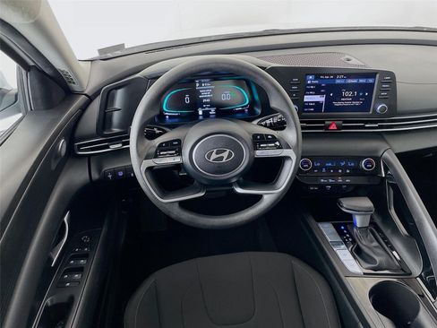 Used 2025 Hyundai Elantra Hybrid FWD image 21