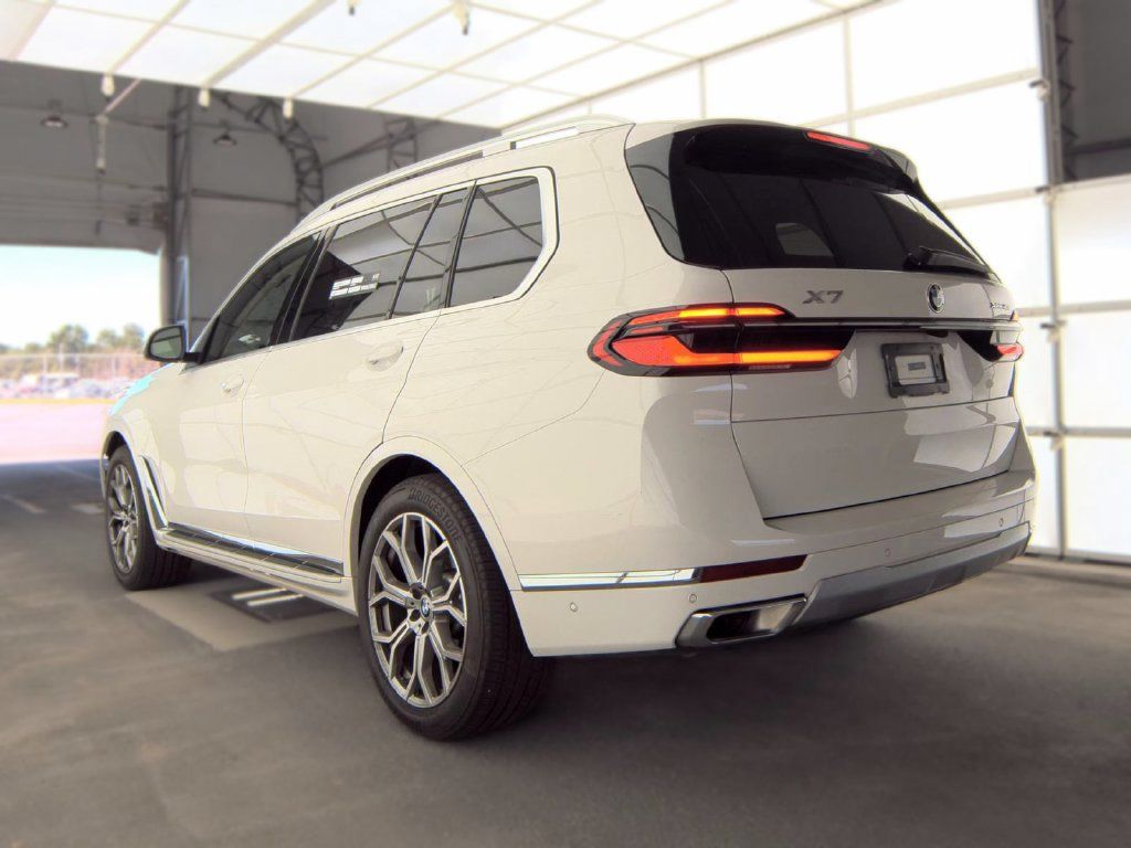 Used 2026 BMW X7 xDrive40i AWD/4WD image 3