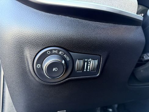 Used 2024 Jeep Compass Latitude image 23