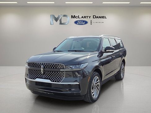 New 2026 Lincoln Navigator Reserve image 2