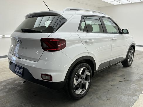 Used 2025 Hyundai Venue SEL image 4