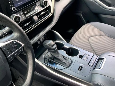 Used 2021 Toyota Highlander L image 16