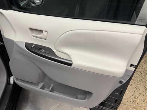 Used 2011 Toyota Sienna image 19