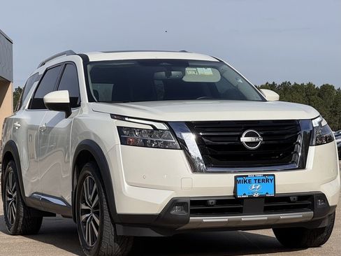 Used 2022 Nissan Pathfinder Platinum w/ Cargo Package image 12