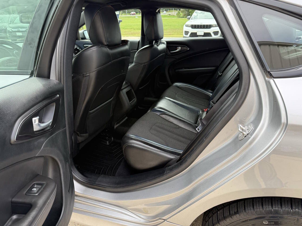 Used 2017 Chrysler 200 S FWD image 6