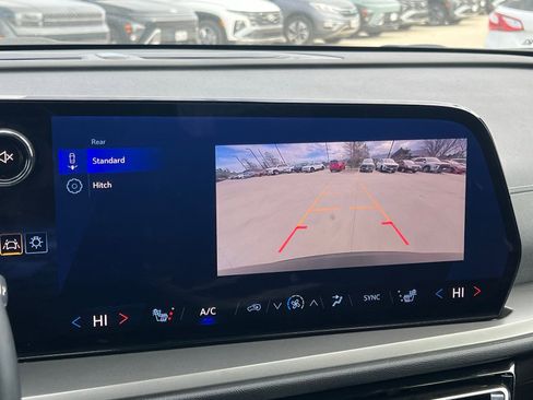 Used 2025 Chevrolet Traverse LT image 34