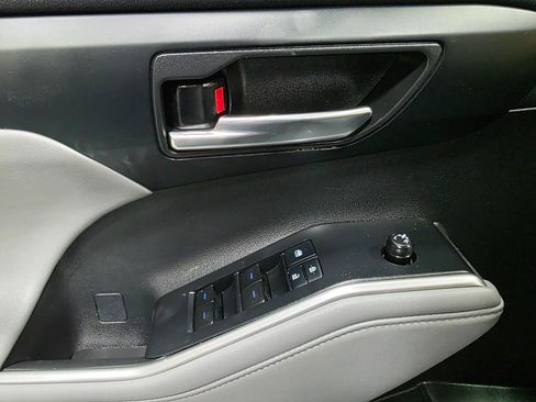 Used 2022 Toyota Highlander XLE AWD/4WD image 18