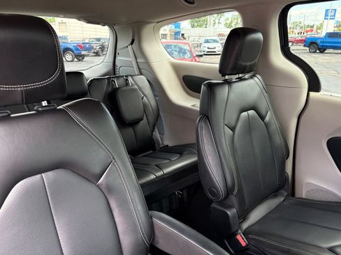 Used 2023 Chrysler Pacifica Touring-L FWD image 13