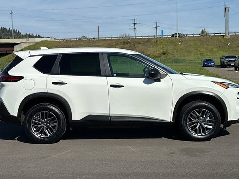 Used 2021 Nissan Rogue S image 2