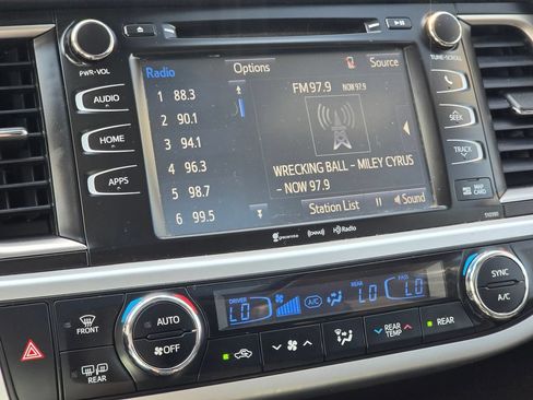Used 2019 Toyota Highlander XLE AWD/4WD image 23