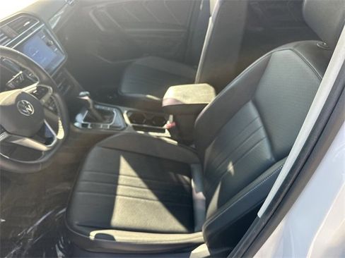 Certified 2022 Volkswagen Tiguan SE w/ Panoramic Sunroof Package image 17