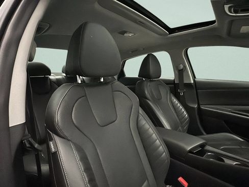 Certified 2025 Hyundai Elantra Limited FWD image 18
