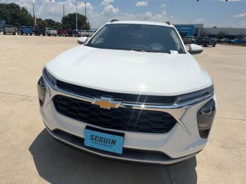 Used 2025 Chevrolet Trax LT FWD image 3