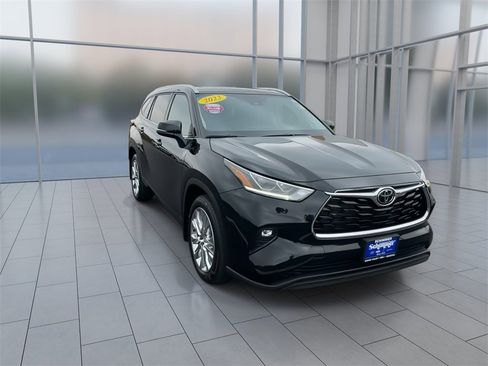 Used 2023 Toyota Highlander Limited image 3