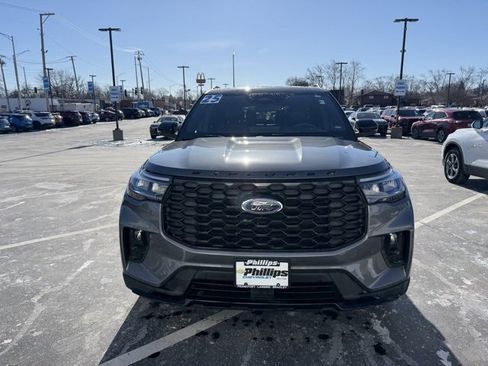 Used 2025 Ford Explorer ST-Line image 2