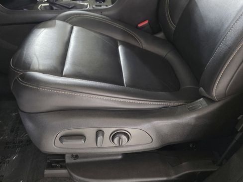 Used 2022 Chevrolet Traverse LT image 25