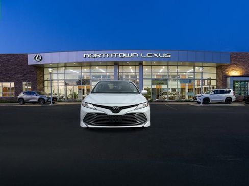 Used 2020 Toyota Camry XLE image 19