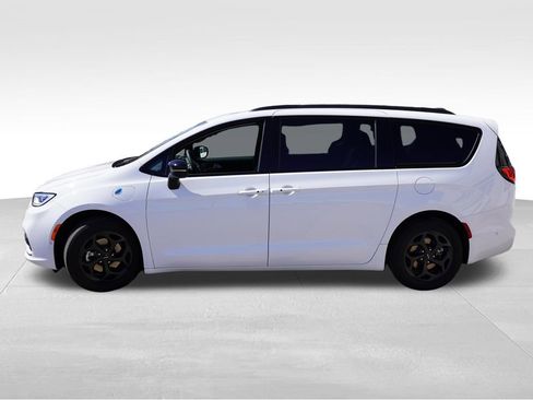 Certified 2024 Chrysler Pacifica Premium image 9