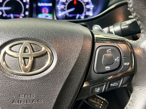 Used 2018 Toyota Avalon XLE image 19