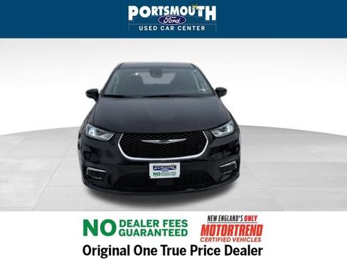 Used 2024 Chrysler Pacifica Touring-L image 9