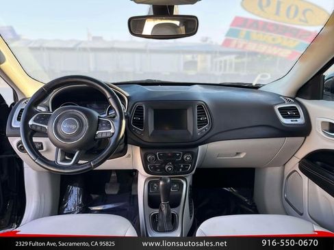 Used 2019 Jeep Compass Latitude FWD image 15